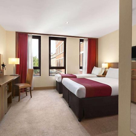 Ramada Hounslow - Heathrow East Экстерьер фото