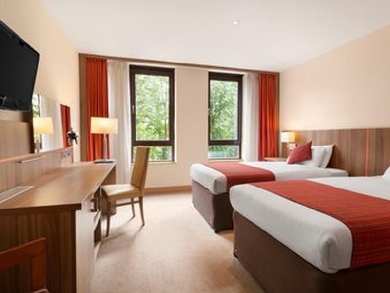 Отель Ramada Hounslow - Heathrow East Экстерьер фото