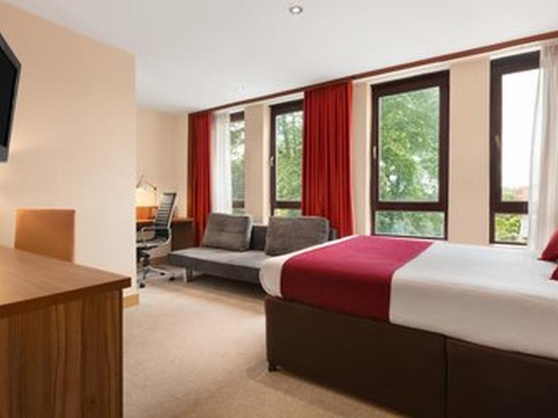 Ramada Hounslow - Heathrow East Экстерьер фото