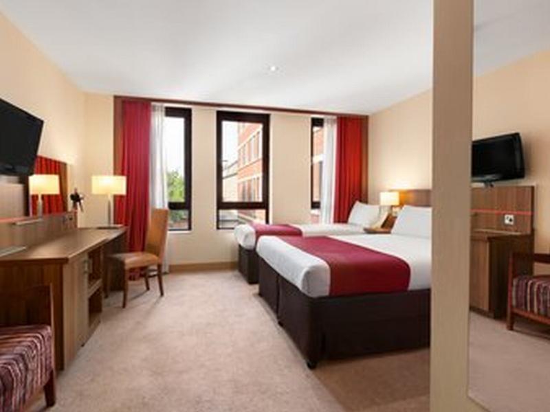 Ramada Hounslow - Heathrow East Экстерьер фото