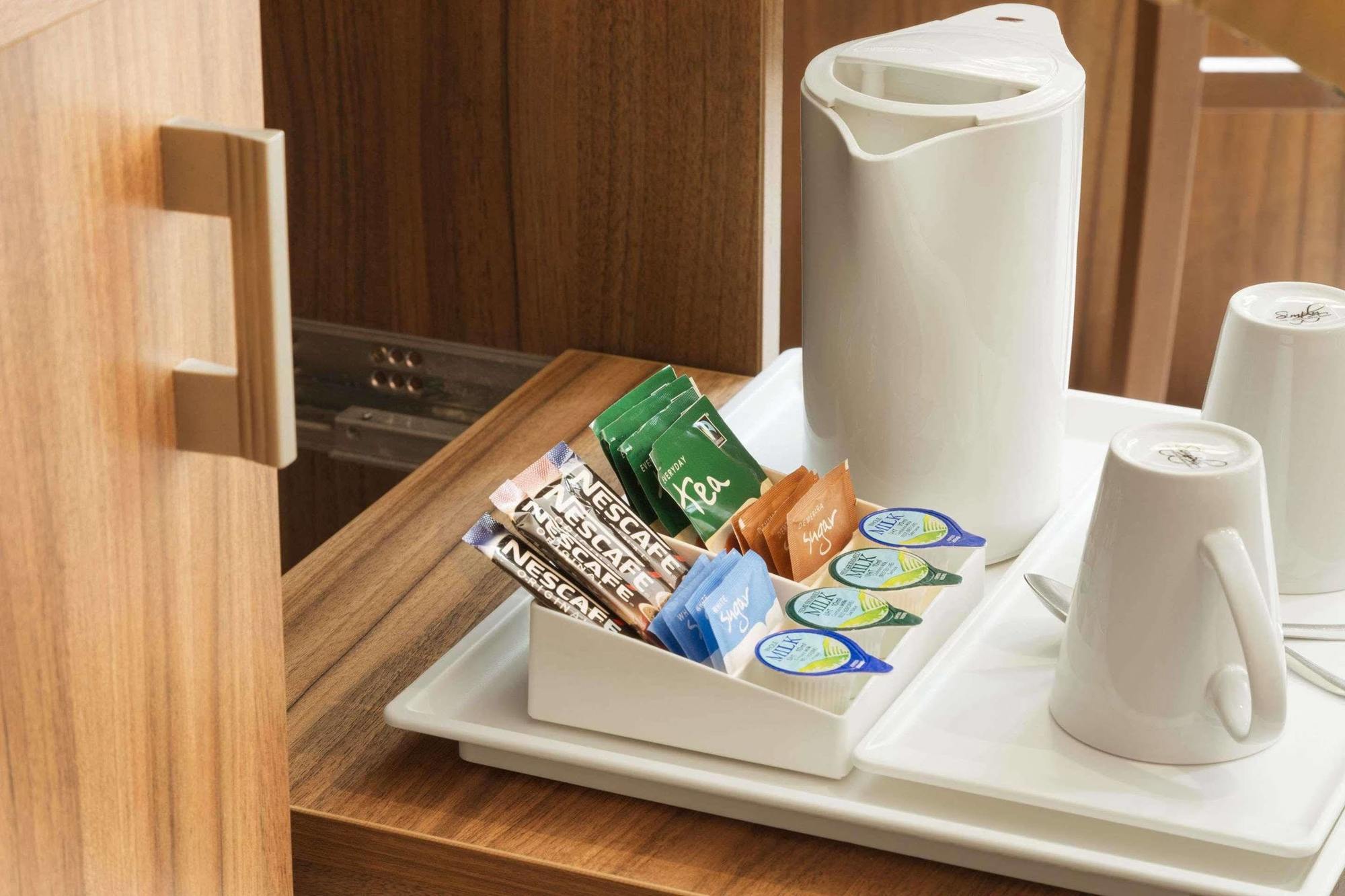 Ramada Hounslow - Heathrow East Экстерьер фото
