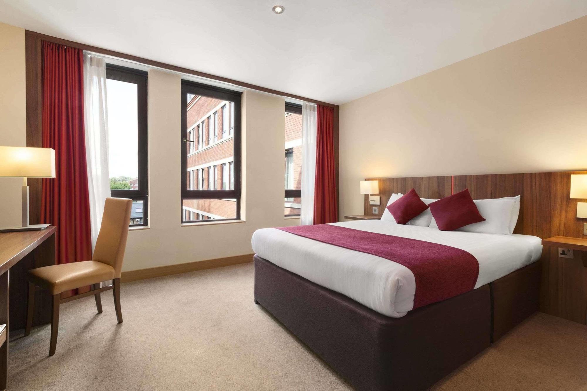 Ramada Hounslow - Heathrow East Экстерьер фото