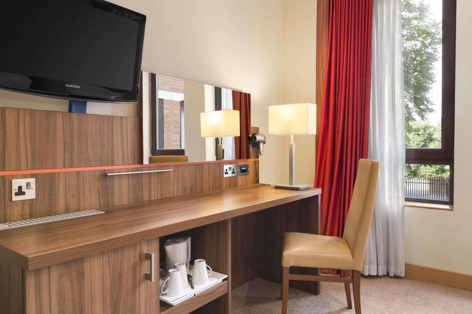 Отель Ramada Hounslow - Heathrow East Экстерьер фото