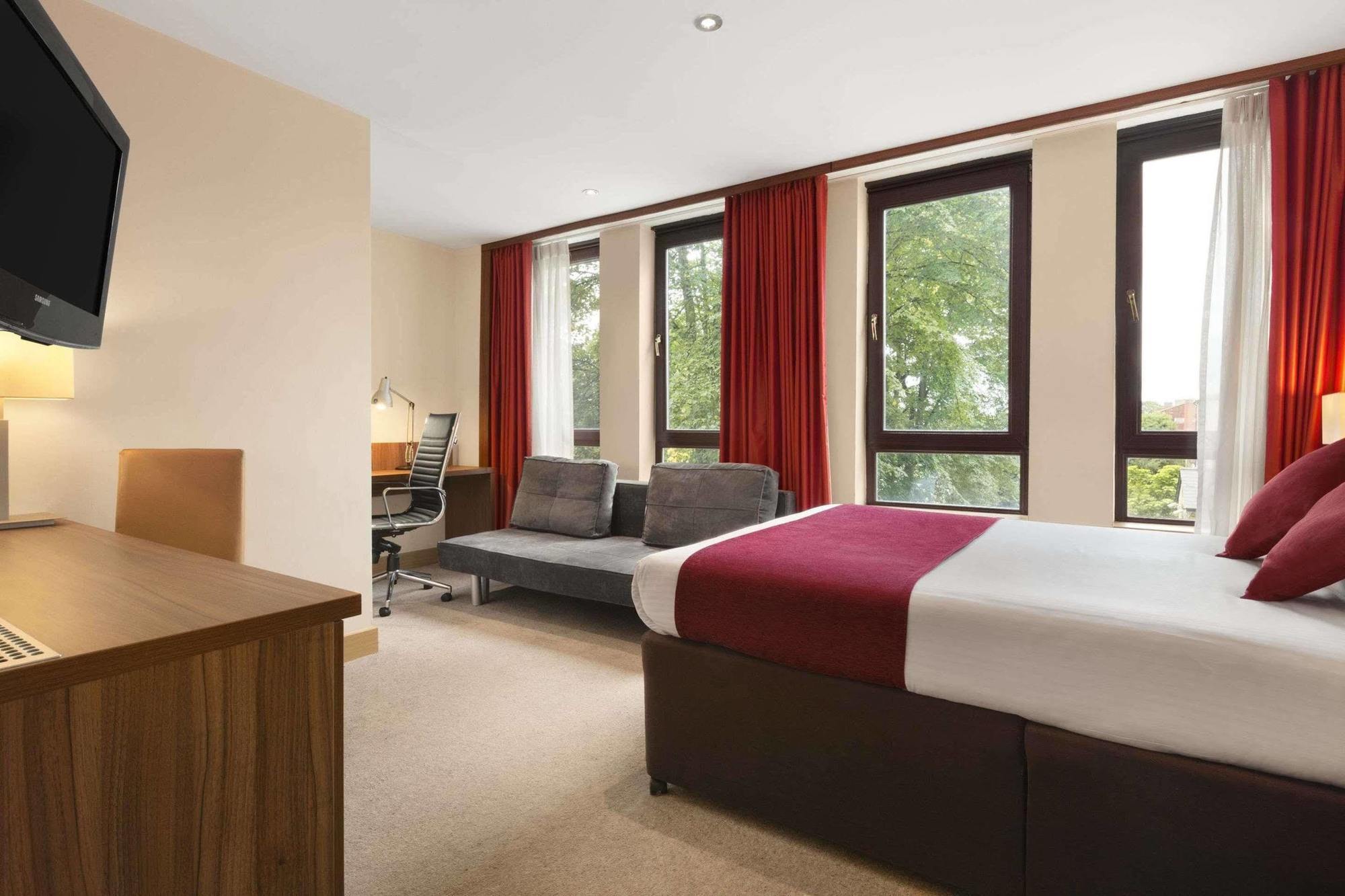 Отель Ramada Hounslow - Heathrow East Экстерьер фото