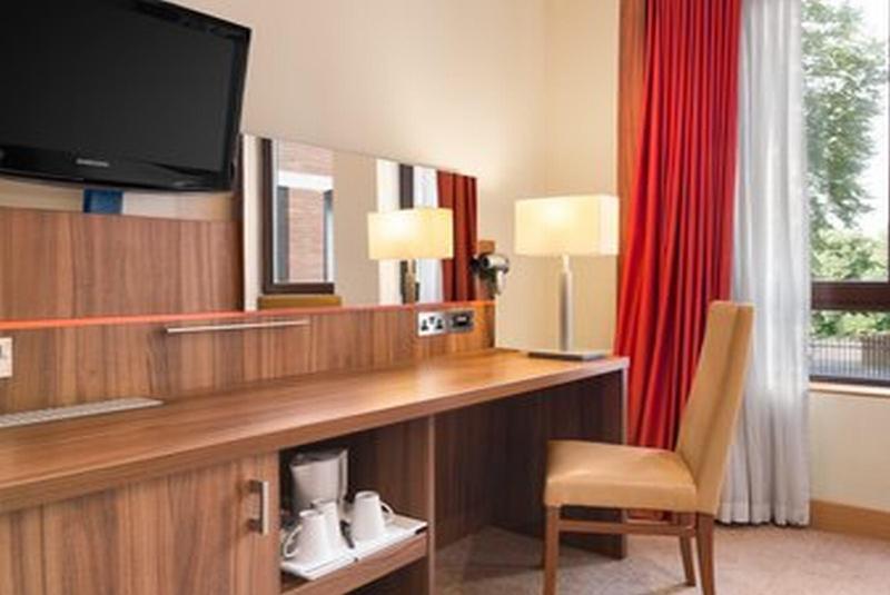 Отель Ramada Hounslow - Heathrow East Экстерьер фото