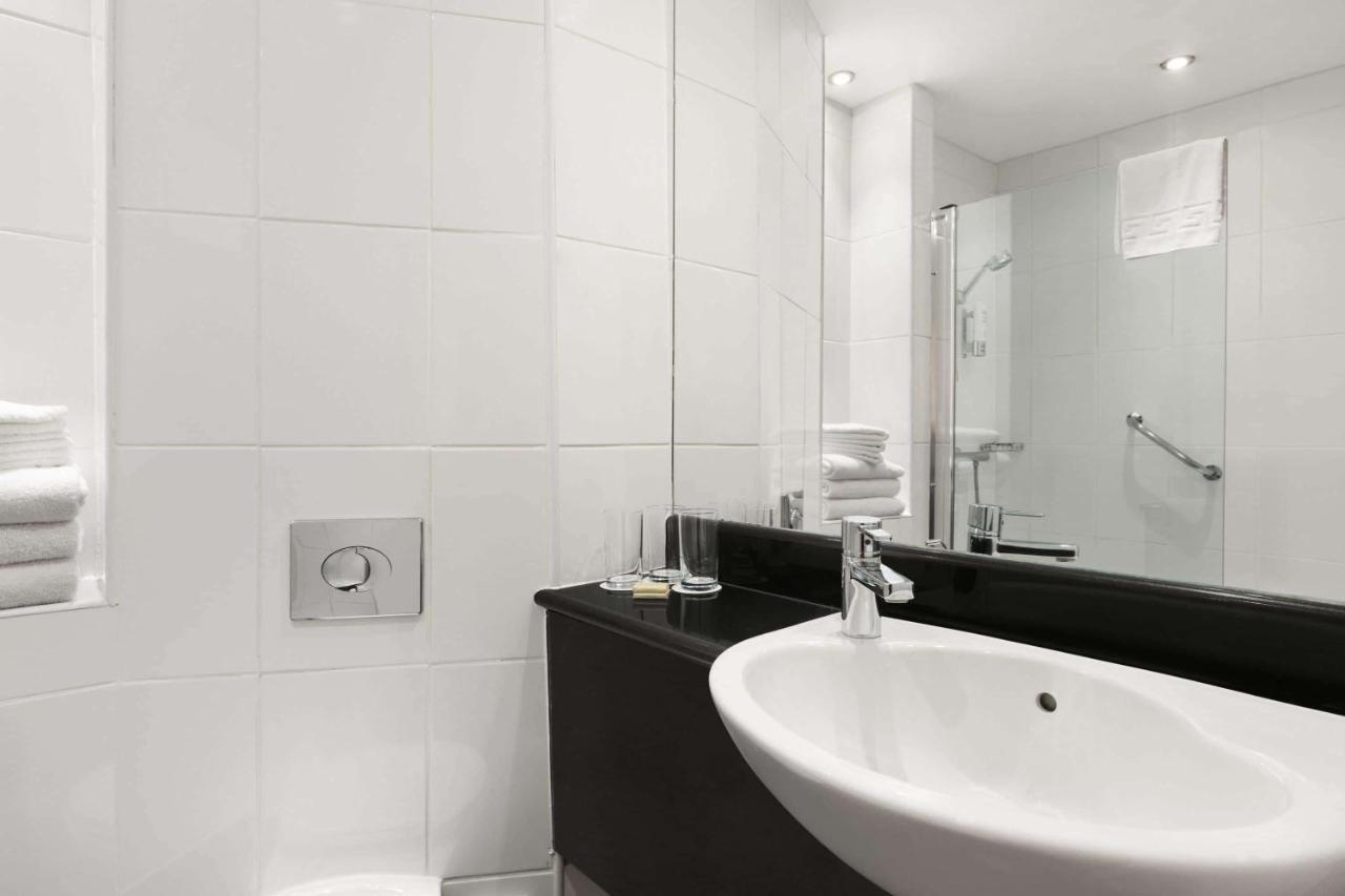 Ramada Hounslow - Heathrow East Экстерьер фото
