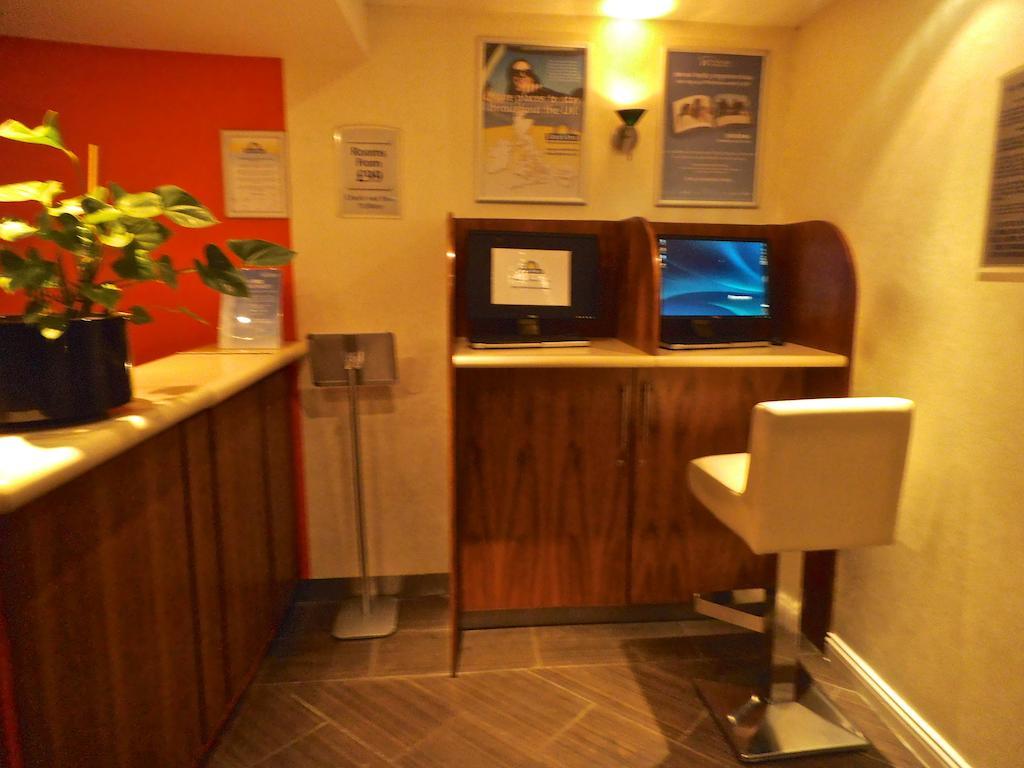 Ramada Hounslow - Heathrow East Экстерьер фото