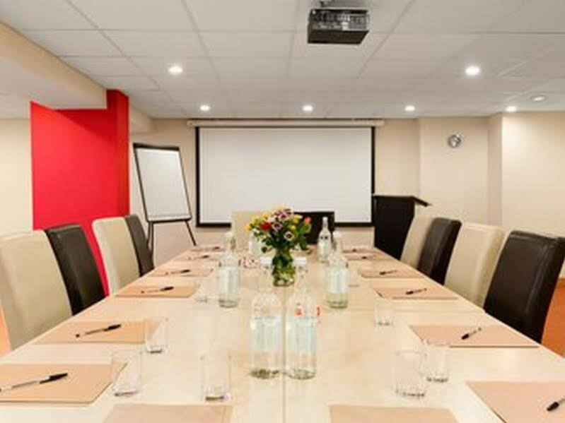 Ramada Hounslow - Heathrow East Экстерьер фото