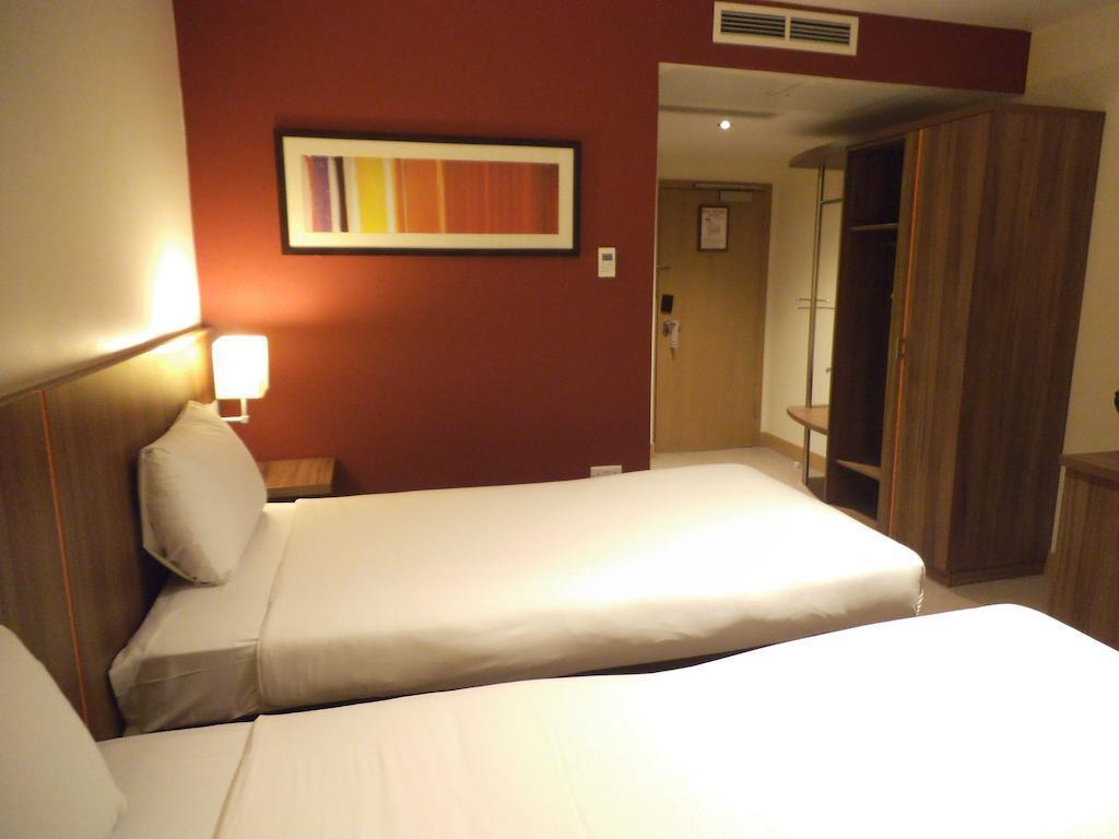 Отель Ramada Hounslow - Heathrow East Экстерьер фото