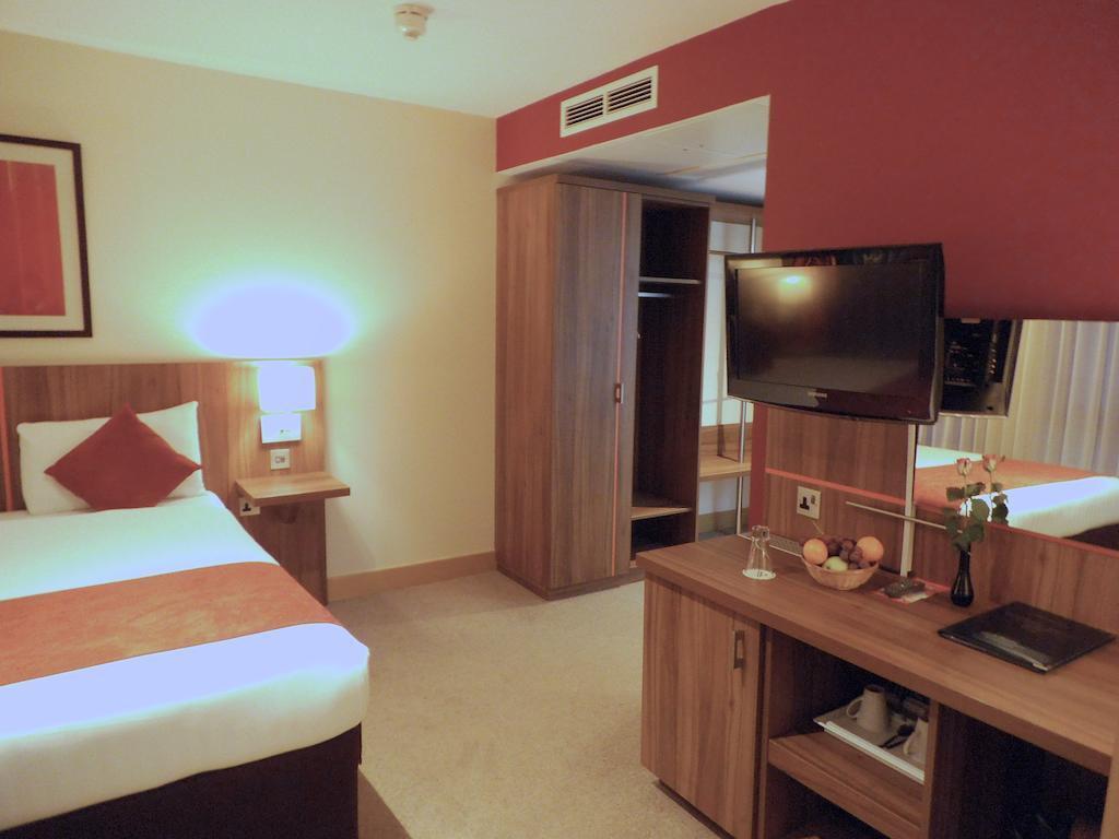 Отель Ramada Hounslow - Heathrow East Экстерьер фото