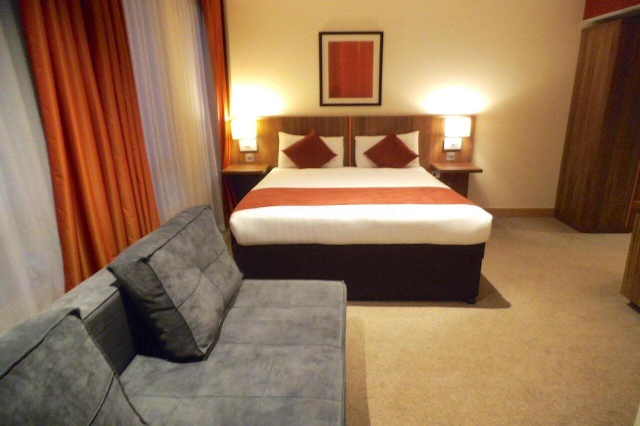 Ramada Hounslow - Heathrow East Экстерьер фото