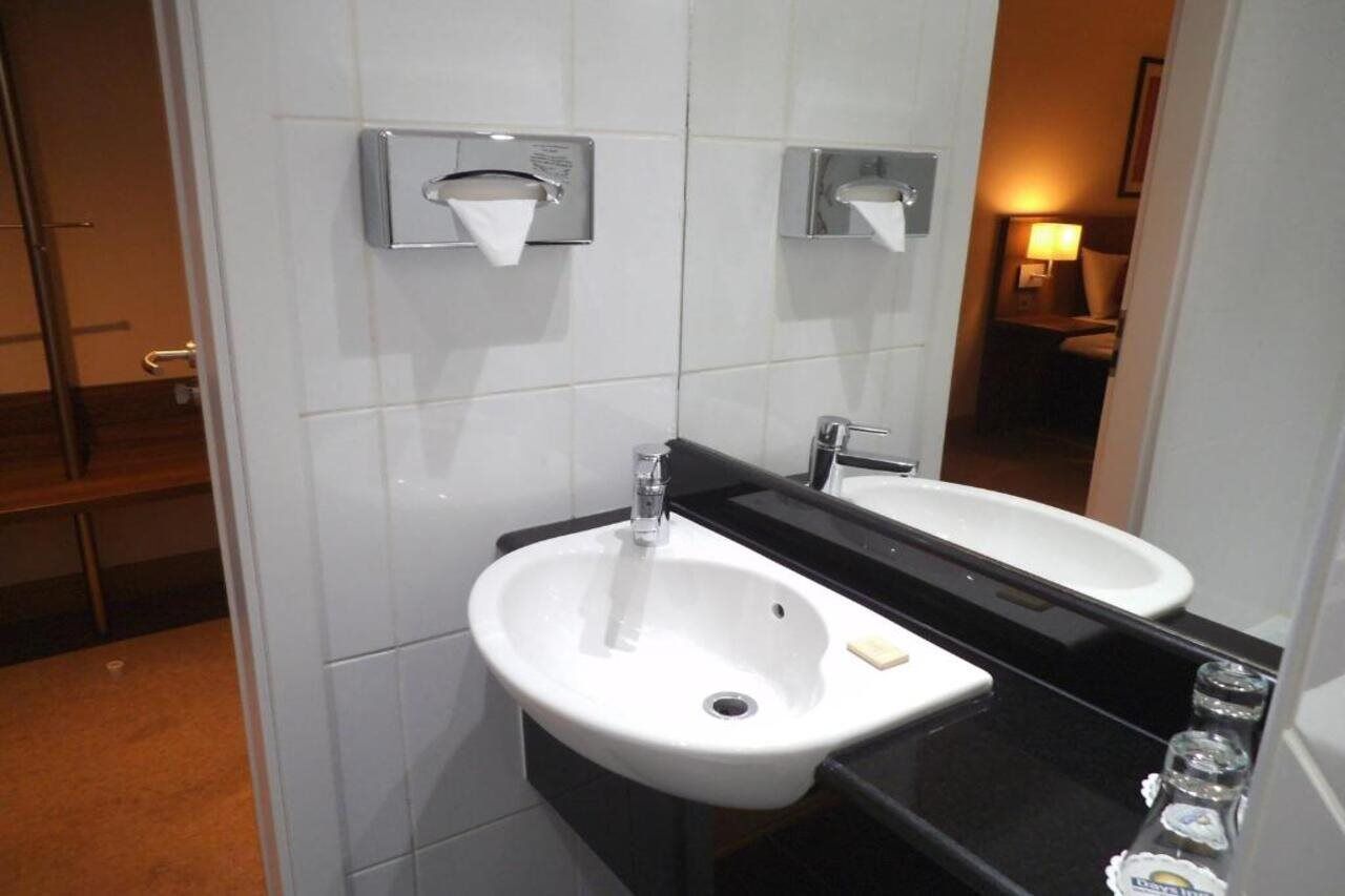 Ramada Hounslow - Heathrow East Экстерьер фото
